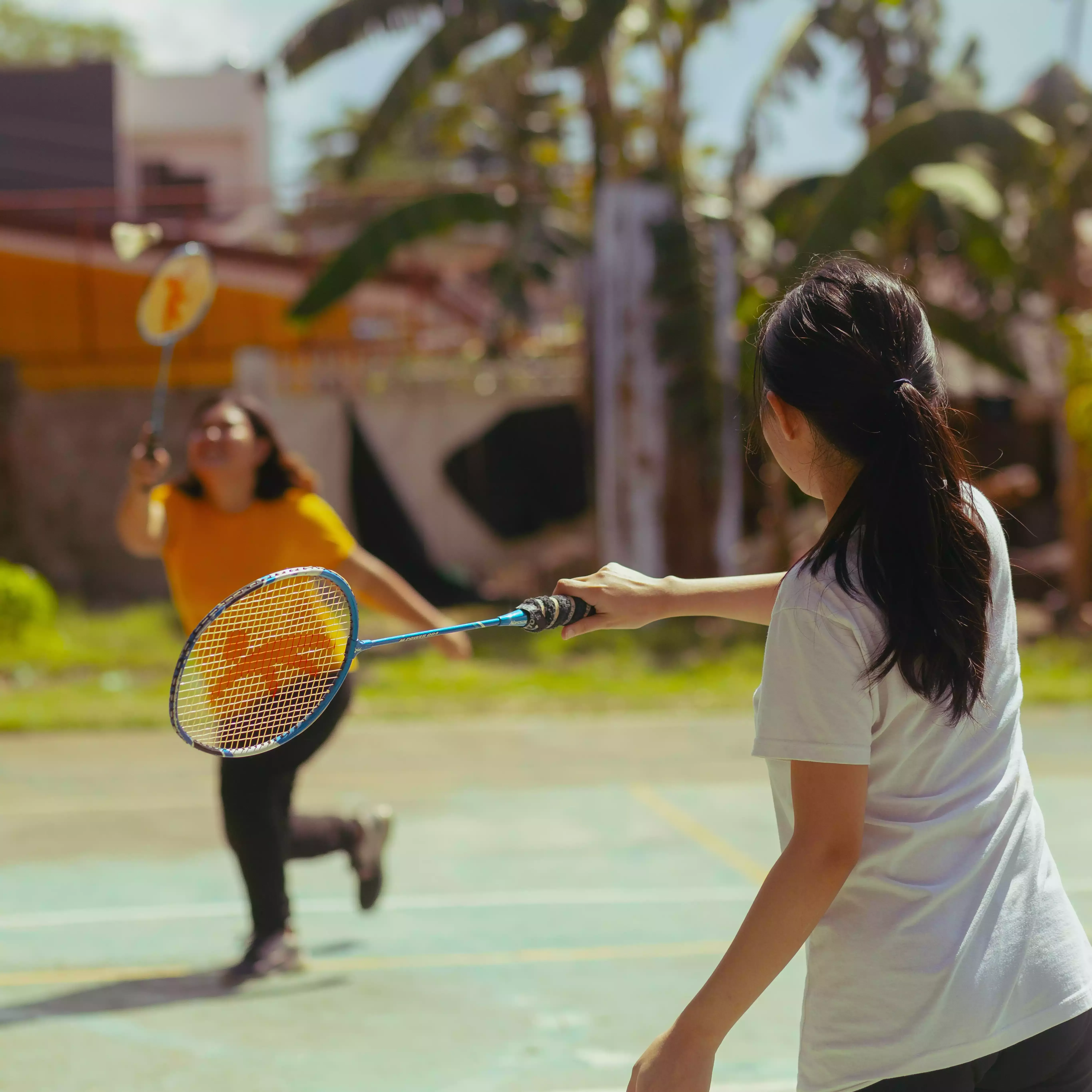 Das erste Badminton-Spiel in Freiheit